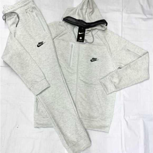 Men’s Nike sweatsuit - Picture 1 of 2